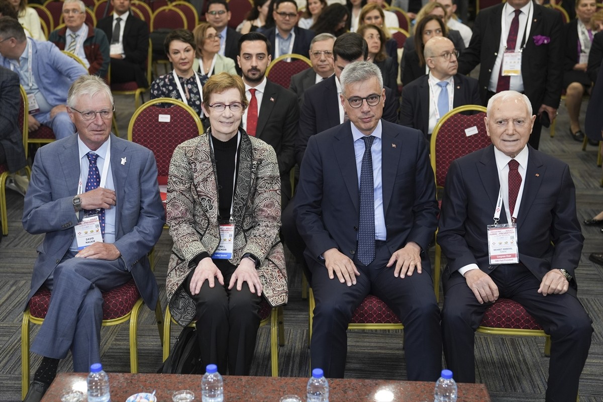 Sağlık Bakanı Kemal Memişoğlu, Kızılcahamam'da bir otelde düzenlenen "Bölgemizde Pediatrik ve...