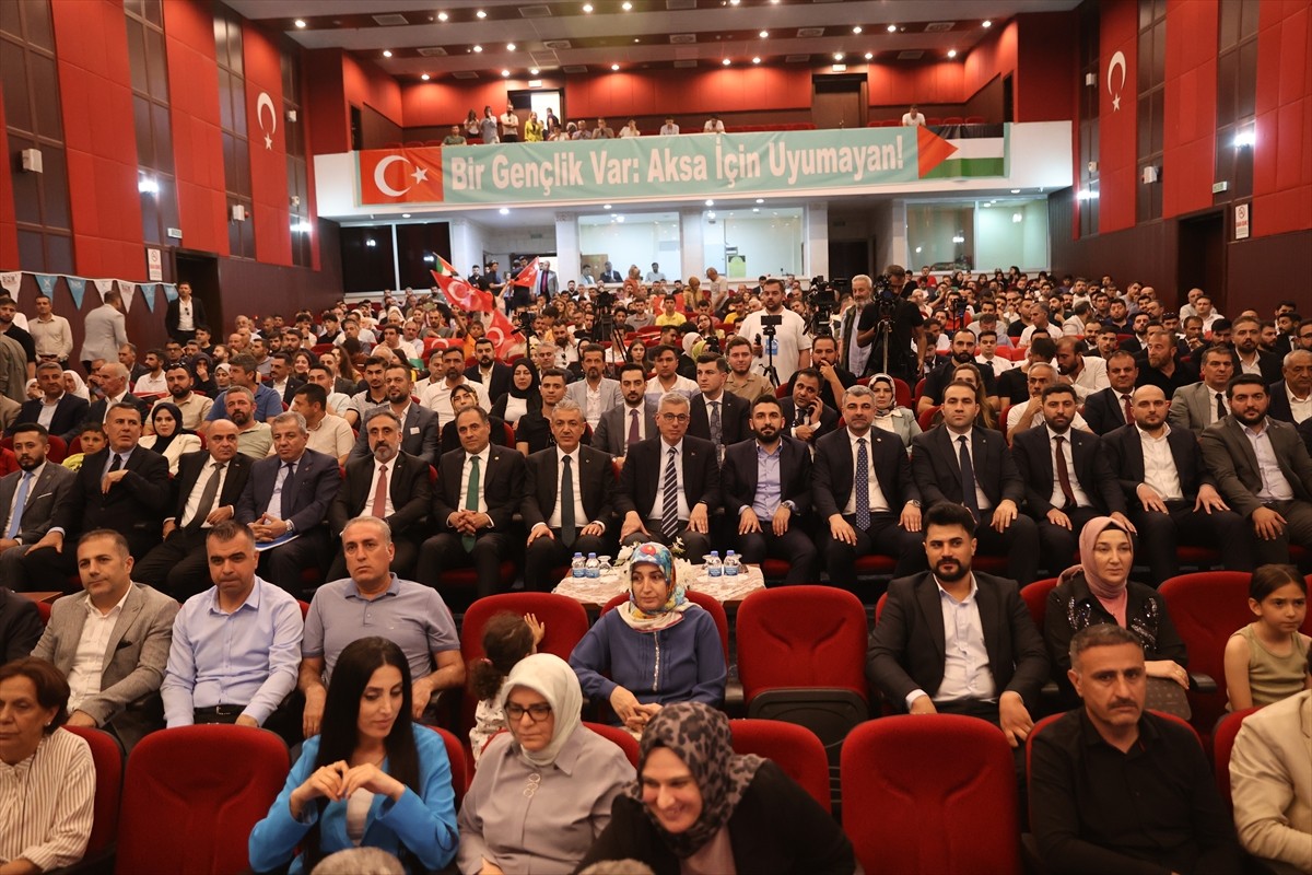 Sağlık Bakanı Kemal Memişoğlu, Mardin'in merkez Artuklu ilçesinde Atatürk Kültür Merkezi'nde...