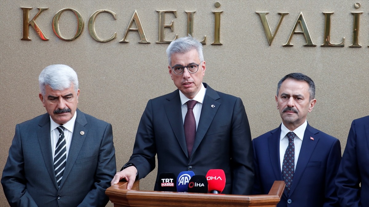 Sağlık Bakanı Kemal Memişoğlu (solda), çeşitli temaslarda bulunmak için geldiği Kocaeli'de...