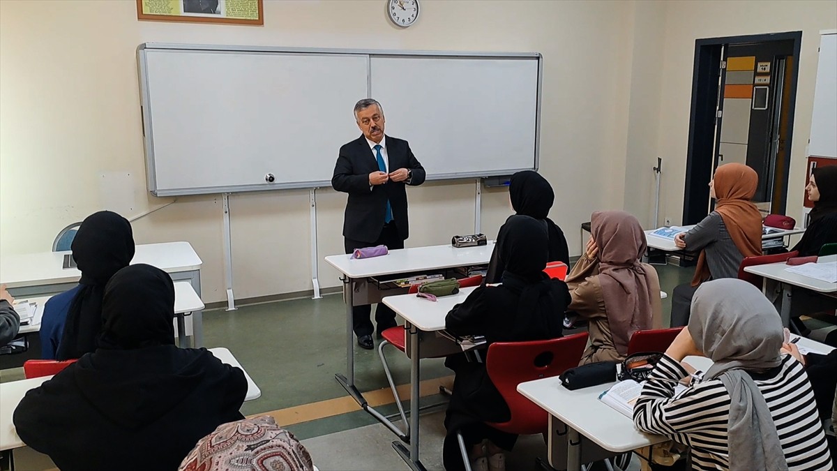 Sakarya'da 41 yıllık görev süresinin ardından emekliye ayrılan lise müdürü Kadir Gezer'e, öğretmen...