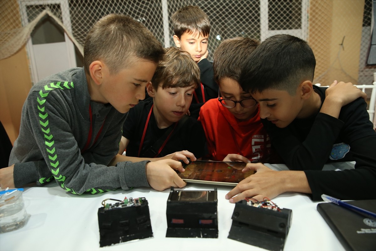 Sakarya'da gençlerin teknolojik tasarım ve uygulama becerilerini geliştirmeleri ve üreten...