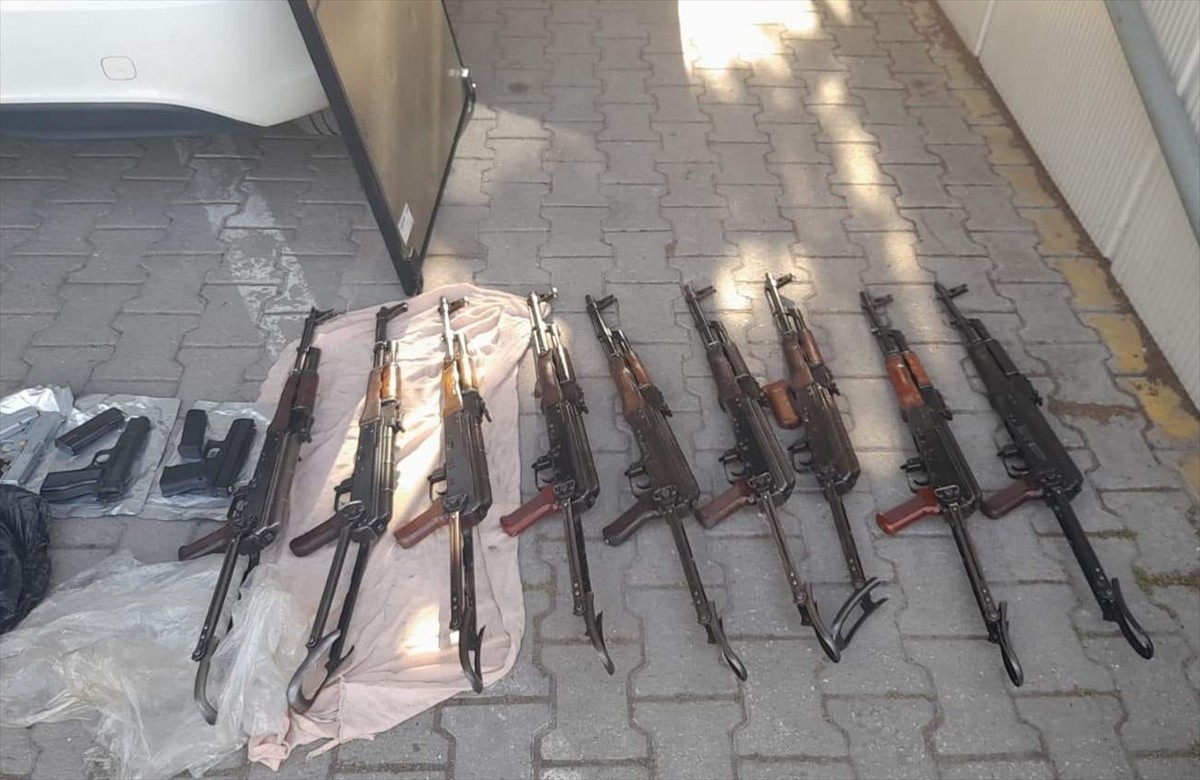 Sakarya'da polis memurunun aracında 9 kaleşnikof piyade tüfeği, 5 ruhsatsız tabanca ele geçirildi...