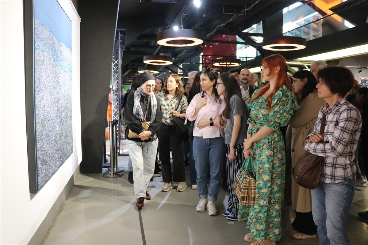 Sakarya'nın Adapazarı ilçesinde, ressam Devrim Erbil'in eserlerinin de yer aldığı "Yatay Derinlik:...