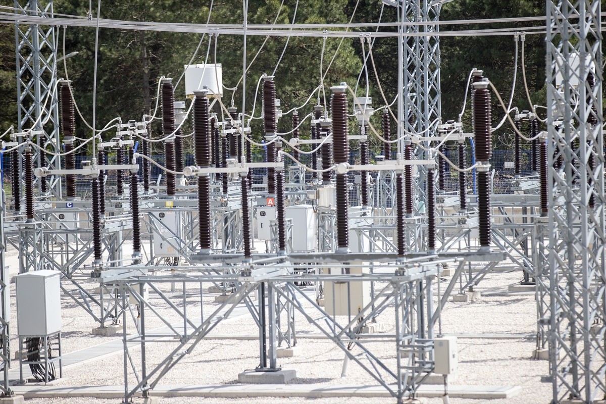 Sakarya'nın Geyve ilçesinde Eksim Rüzgar Enerji Santrali hizmete alındı. Törende, Sakarya Valisi...