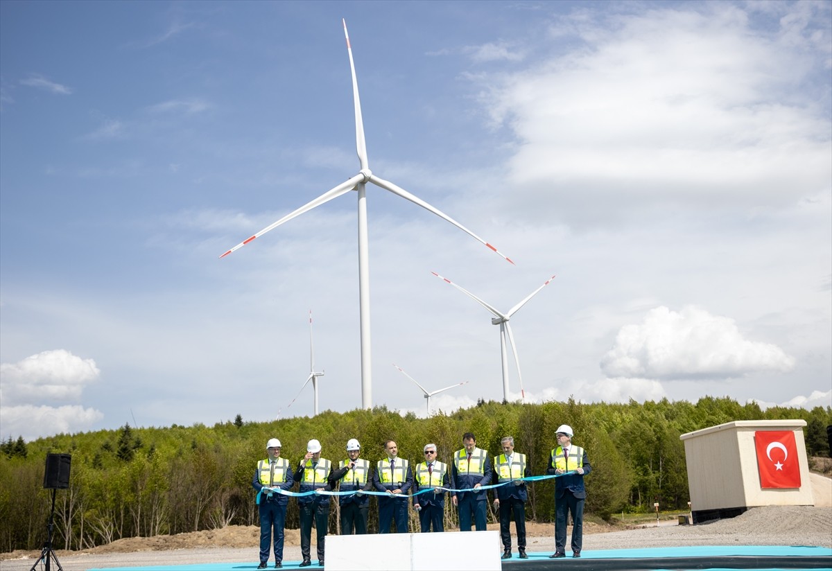 Sakarya'nın Geyve ilçesinde Eksim Rüzgar Enerji Santrali hizmete alındı. Törende, Sakarya Valisi...