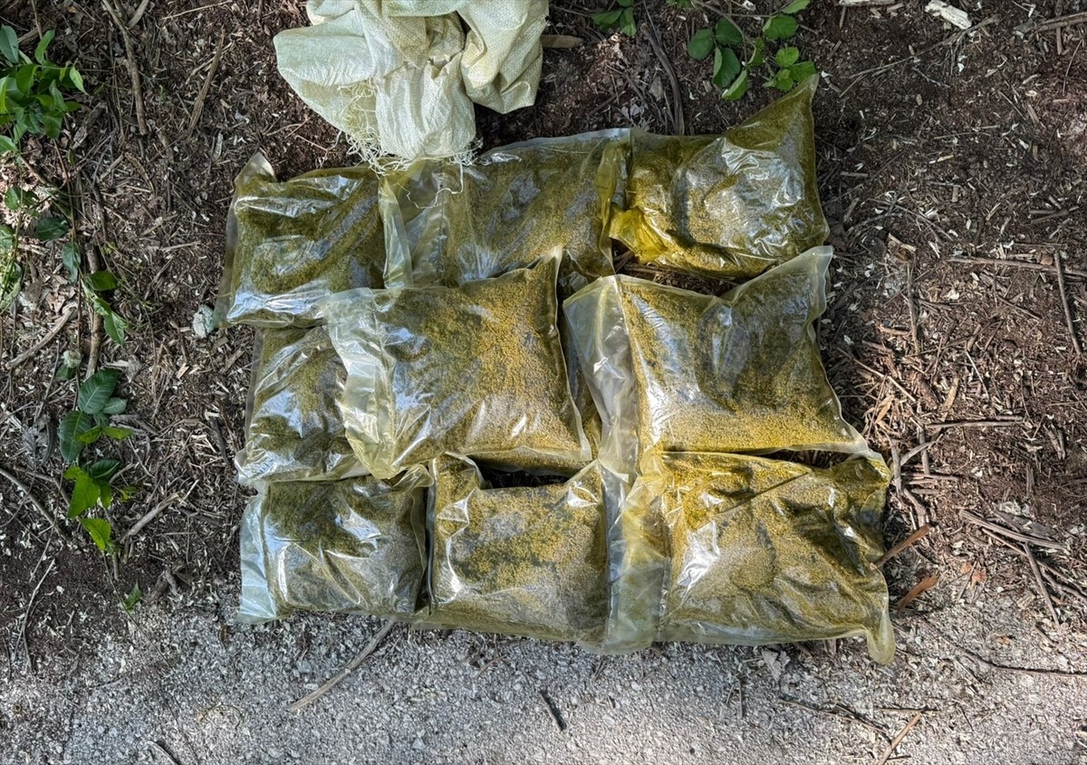 Sakarya'nın Sapanca ilçesinde 18 kilo 910 gram sentetik uyuşturucu ele geçirildi, 4 şüpheli...