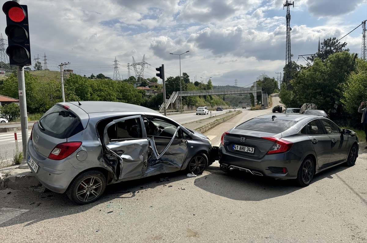 Sakarya'nın Serdivan ilçesinde iki otomobilin çarpışması sonucu 4 kişi yaralandı. Haber verilmesi...