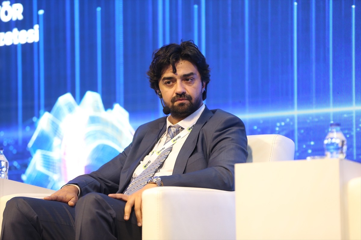 Sakarya Makina İmalatçıları Birliğince (SAMİB) düzenlenen "Makina Zirvesi"nde firma temsilcileri...