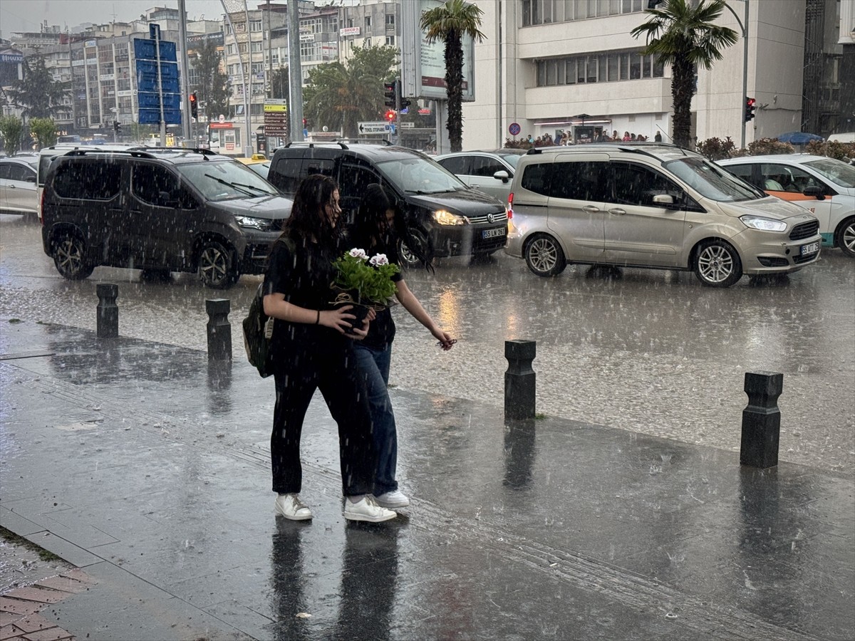 Samsun'da etkili olan sağanak nedeniyle sürücüler ve vatandaşlar zor anlar yaşadı. 