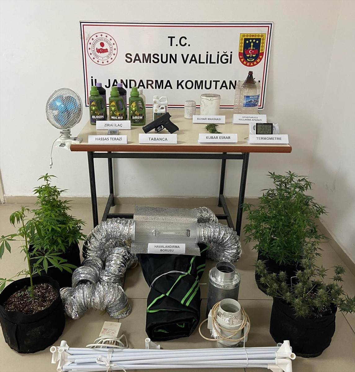 Samsun'da evinde kurduğu düzenekle uyuşturucu imal eden zanlı gözaltına alındı. Adreste arama...