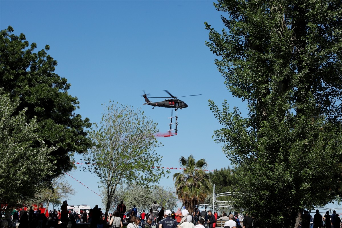 Samsun'da, Jandarma Genel Komutanlığına bağlı "Çelik Kanatlar" gösteri uçuşu gerçekleştirdi. Doğu...