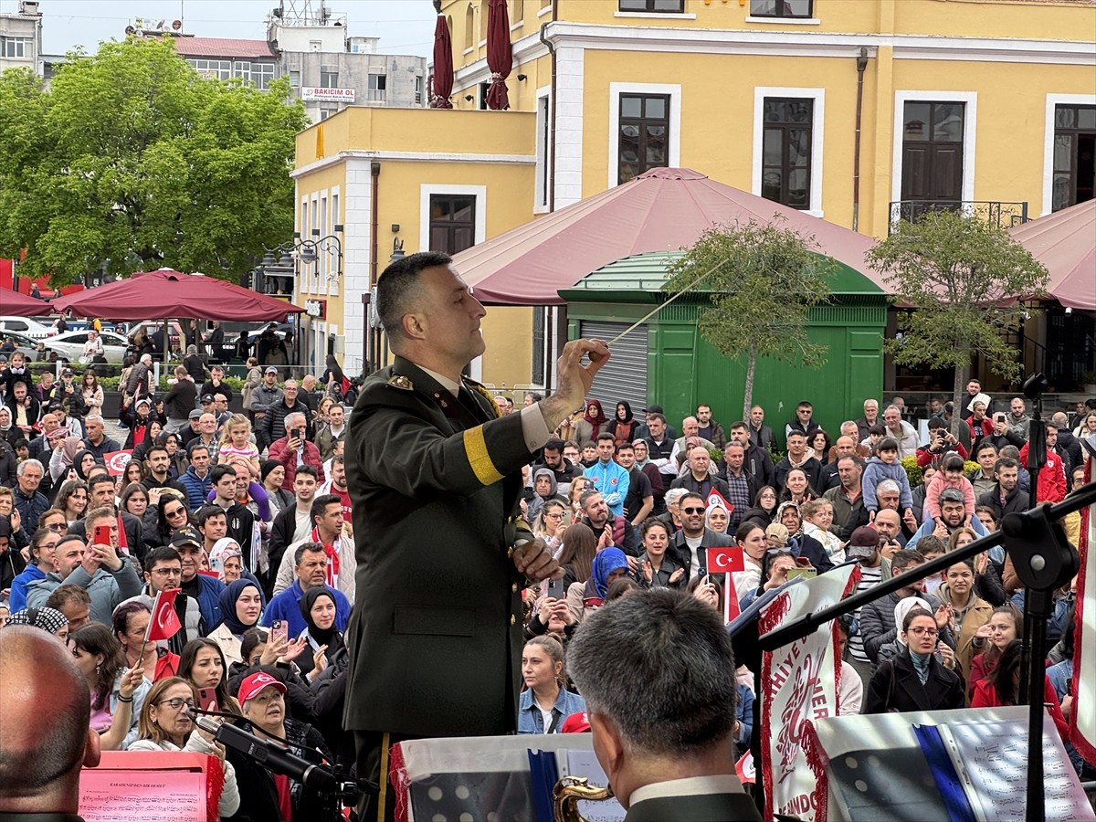 Samsun'da, Sahra Sıhhiye Okulu ve Eğitim Merkezi Bölge Bando Komutanlığınca 19 Mayıs Atatürk'ü...