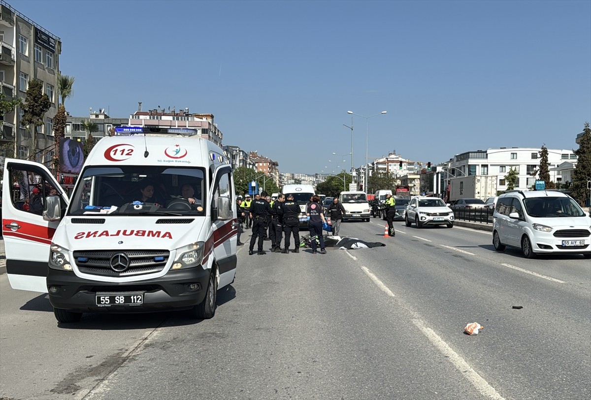 Samsun'un Atakum ilçesinde tırla çarpışan motosikletin sürücüsü hayatını kaybetti.