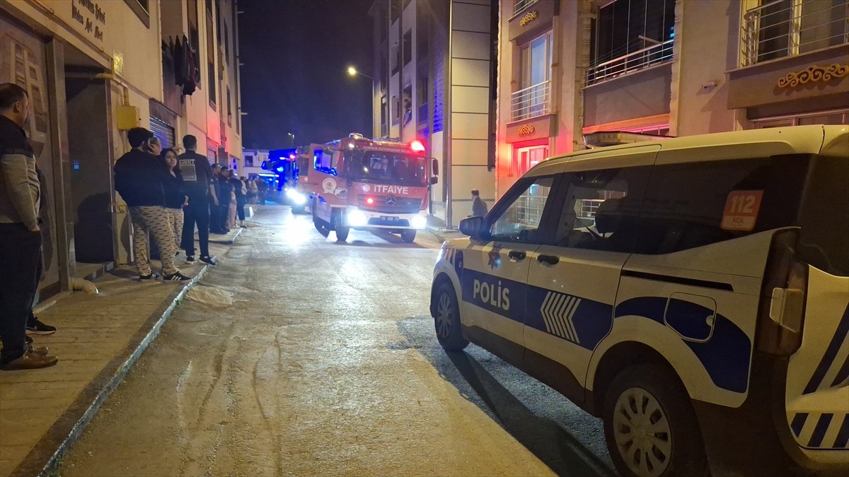 Samsun'un Bafra ilçesinde bir apartmandaki dairede çıkan yangında başka bir dairede oturan 1'i...