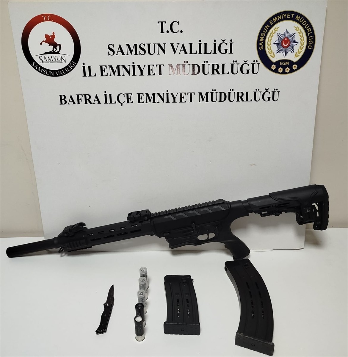 Samsun'un Bafra ilçesinde iki kişinin silahla tehdit ve darp edildiği olayda, 3 şüpheli gözaltına...