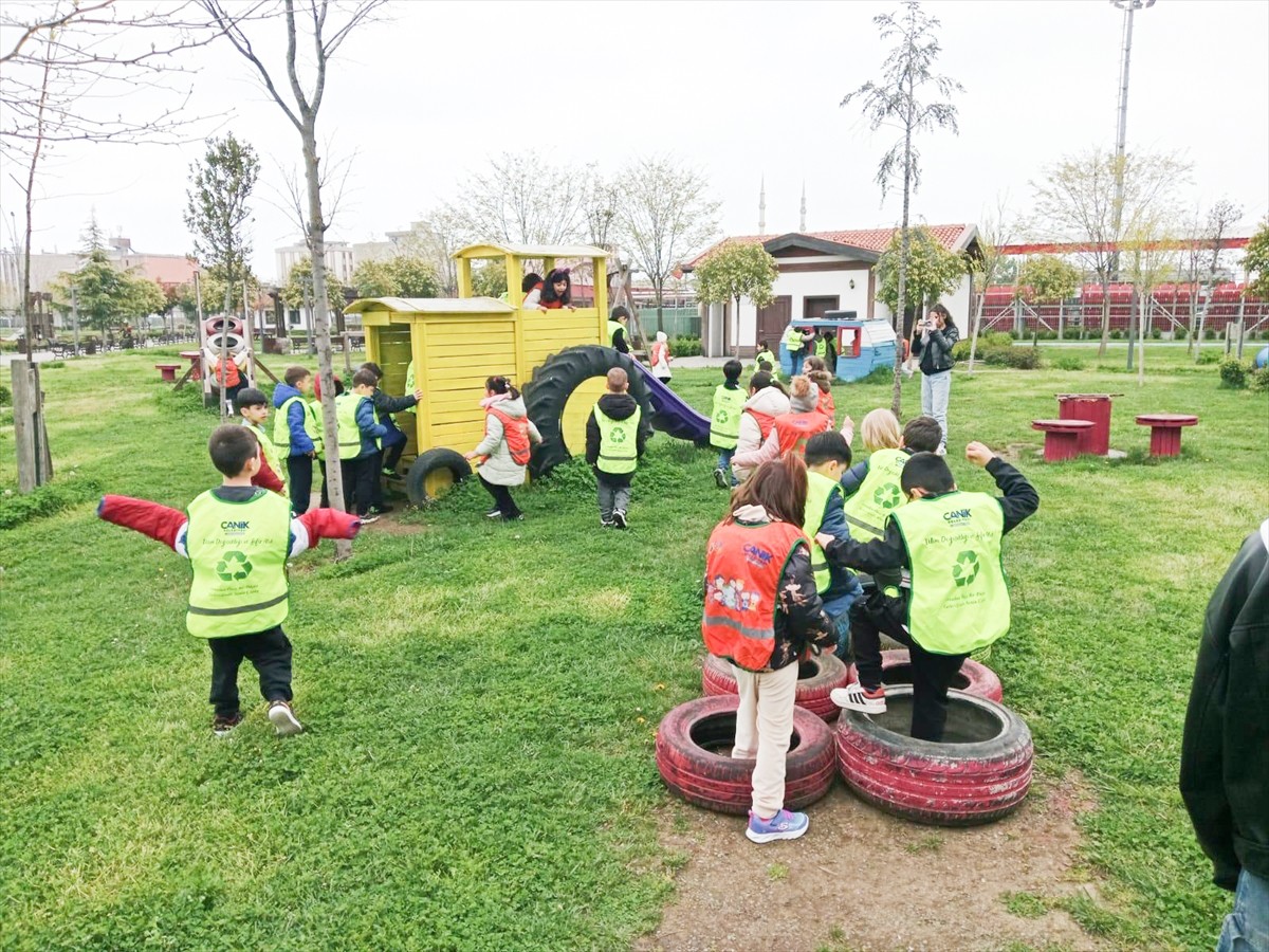 Samsun'un Canik ilçesinde Sıfır Atık Köyü'ne gelen çocuklara, eğitim programlarıyla öğrencilere...
