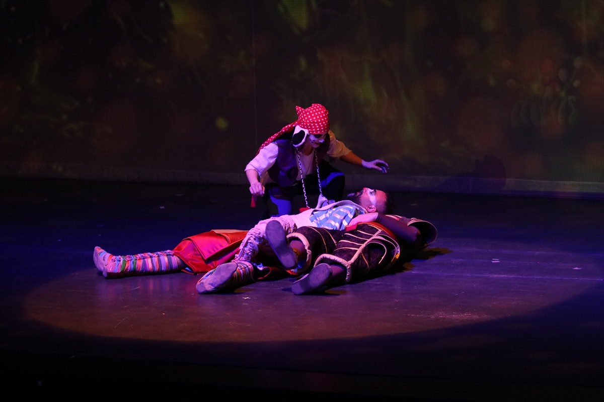 Samsun Devlet Opera ve Balesi (SAMDOB), "Masal Şatosu" müzikalini yarın sahneye koyacak. Rejisör...