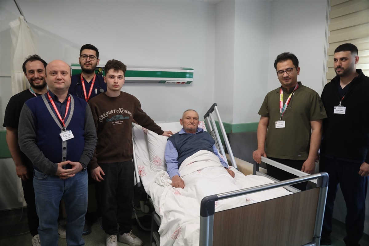 Samsun Eğitim ve Araştırma Hastanesi'nde, 4 yaprakçıklı aort kapağı bulunan 80 yaşındaki Muzaffer...