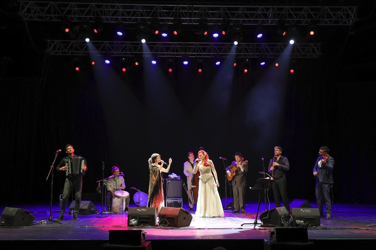 Sanatçı Candan Erçetin ile Balkan müziğinin temsilcisi dünyaca ünlü Barcelona Gipsy Balkan...