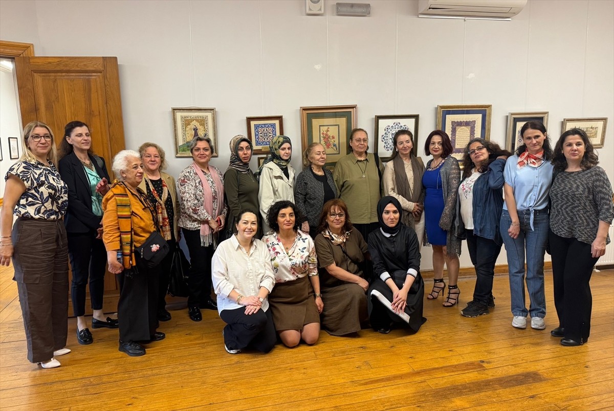 Sanatçı Zehra Çağlı'nın ebru ve tezhip eserlerden oluşan ilk kişisel sergisi "Gönül Fırçasından"...