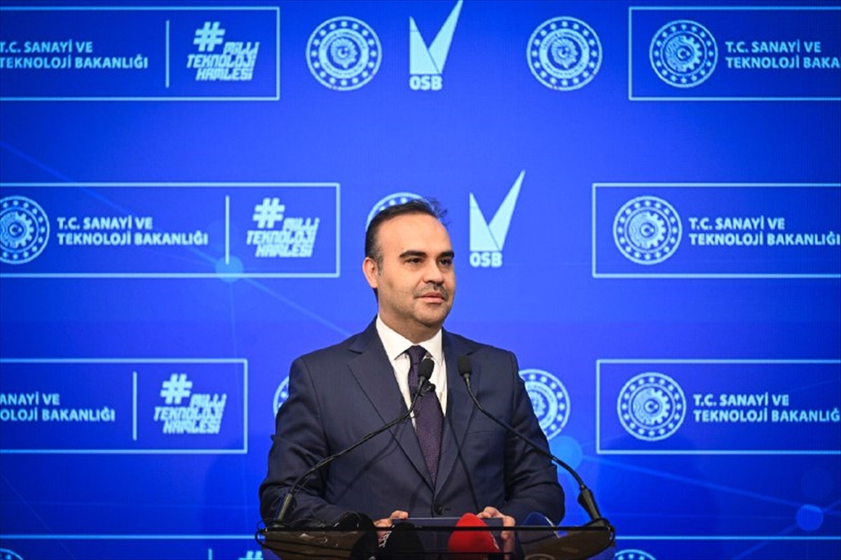 Sanayi ve Teknoloji Bakanı Mehmet Fatih Kacır (ortada), Teknopark Ankara'da düzenlenen "Ankara...