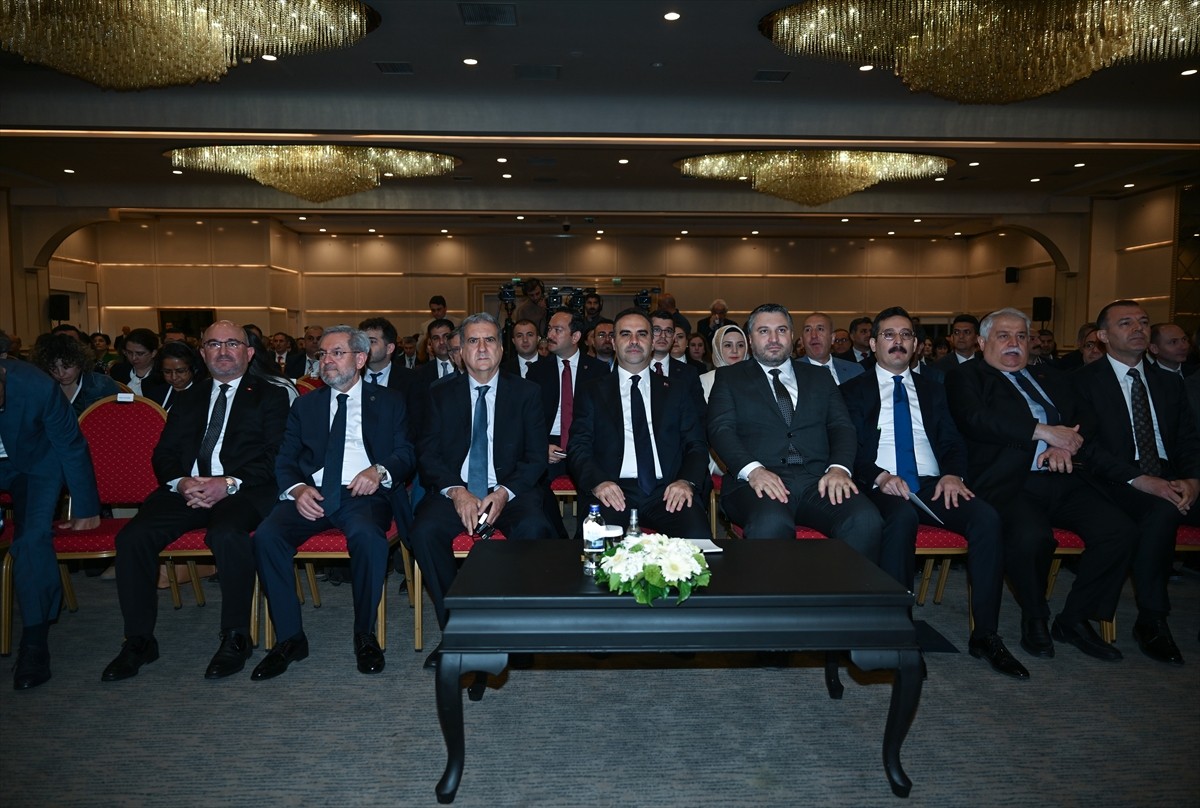 Sanayi ve Teknoloji Bakanı Mehmet Fatih Kacır (sol 4) ve Dünya Bankası Türkiye Ülke Direktörü...