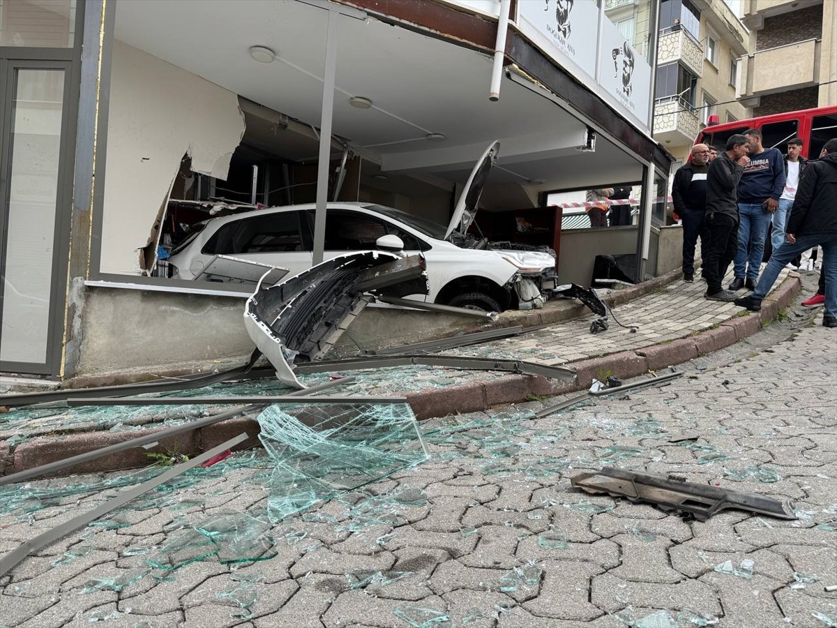 Sancaktepe'de kontrolden çıkan otomobilin girdiği iş yerinde hasar meydana geldi.