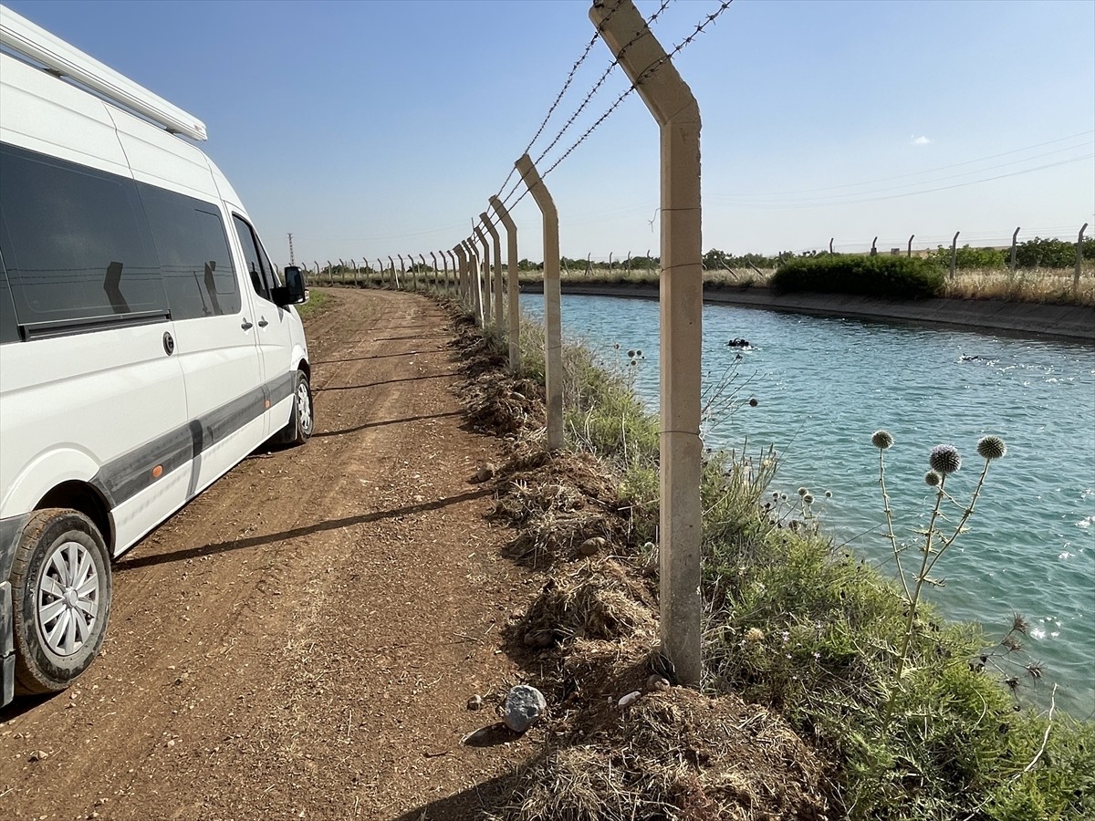 Şanlıurfa'nın Haliliye ilçesinde sulama kanalında akıntıya kapılan çocuğu bulmak için başlatılan...
