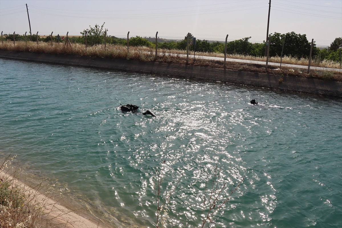 Şanlıurfa'nın Haliliye ilçesinde sulama kanalında akıntıya kapılan çocuğu bulmak için başlatılan...
