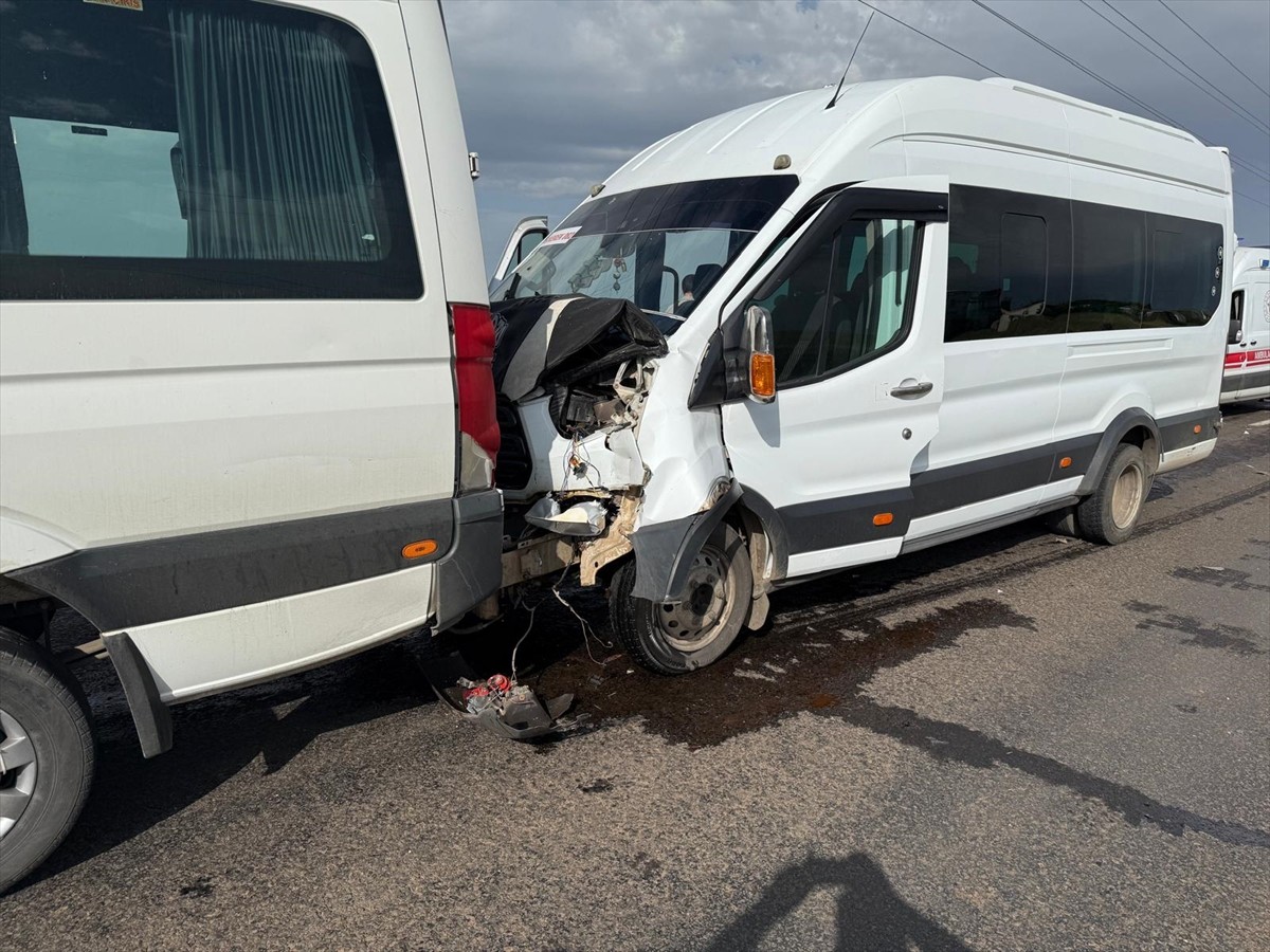 Şanlıurfa'nın Siverek ilçesinde öğretmenleri taşıyan iki servis minibüsünün çarpışması sonucu 28...