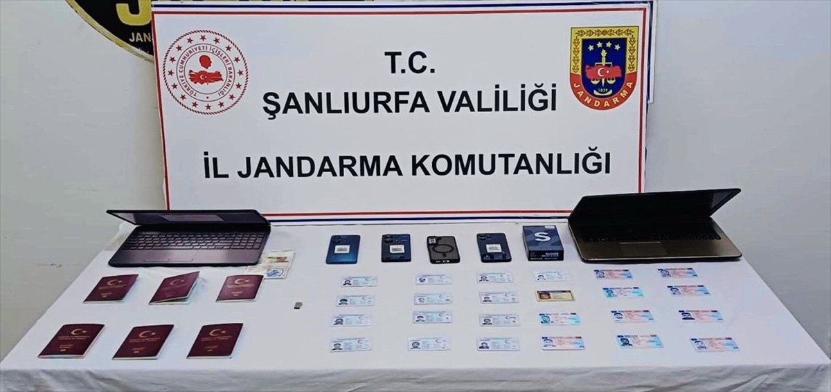 Şanlıurfa'nın Suruç ilçesinde, sahte sürücü belgesi düzenleyerek sattıkları gerekçesiyle 4 şüpheli...