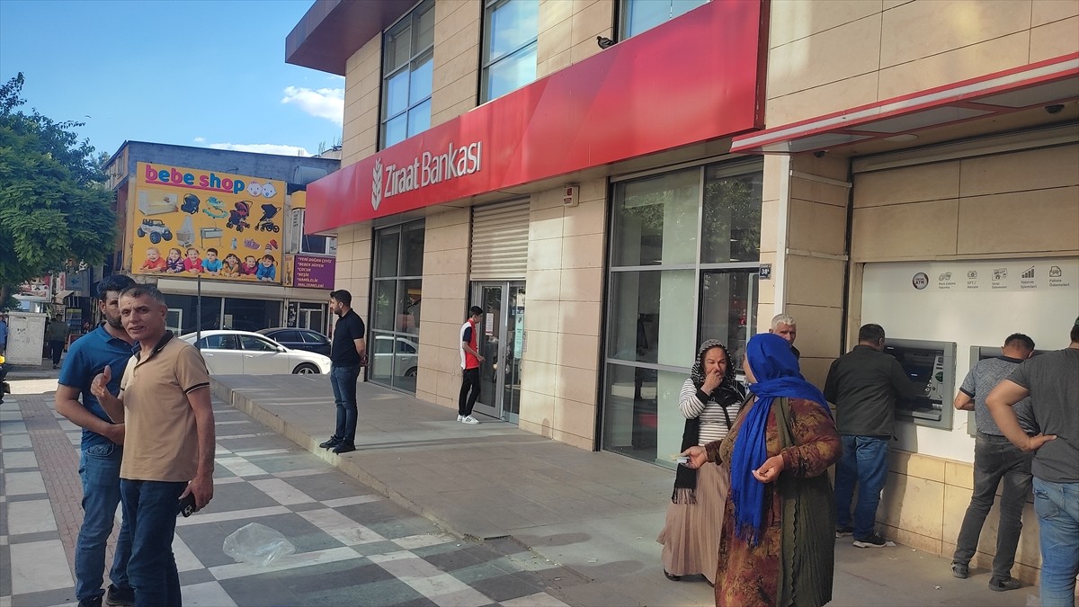 Şanlıurfa'nın Viranşehir ilçesinde, bir banka şubesinin müdürüne bıçak çekerek para çalmaya...