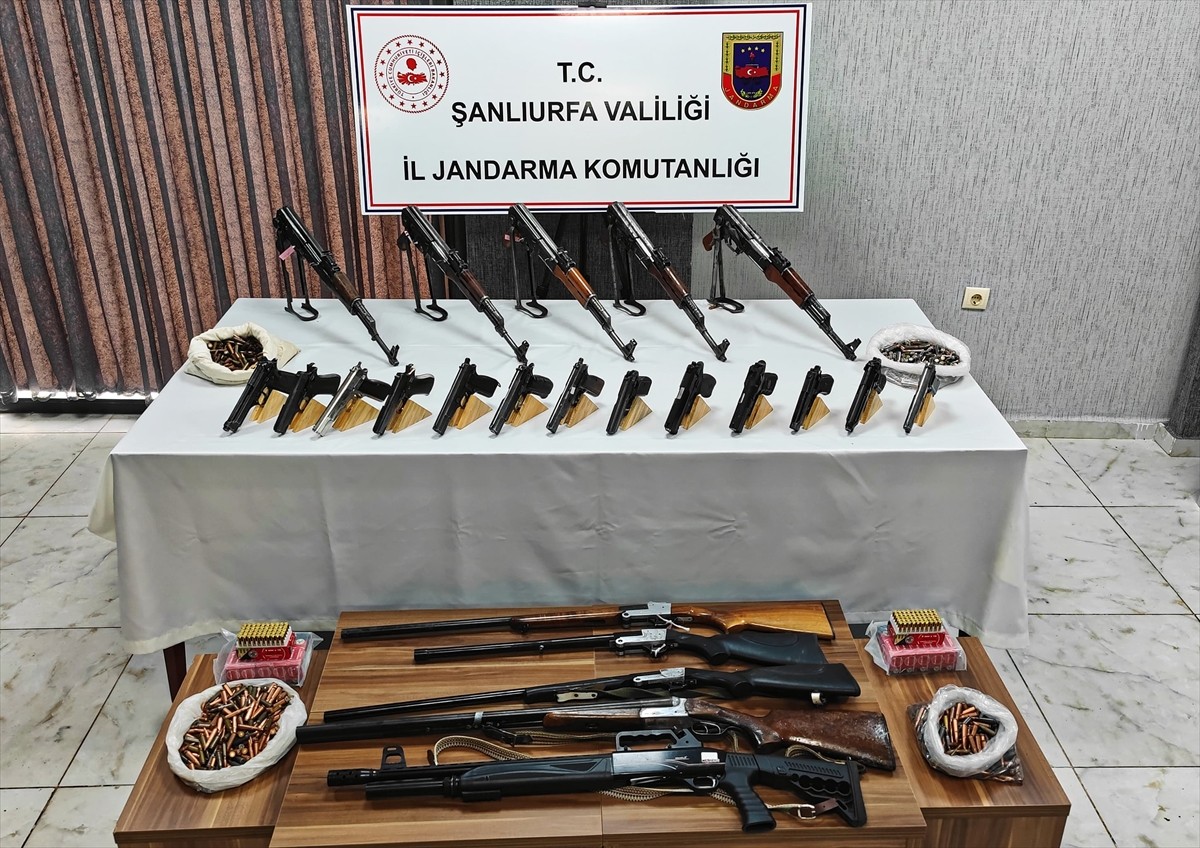 Şanlıurfa'nın Viranşehir ilçesinde düzenlenen silah kaçakçılığı operasyonunda 16 şüpheli gözaltına...