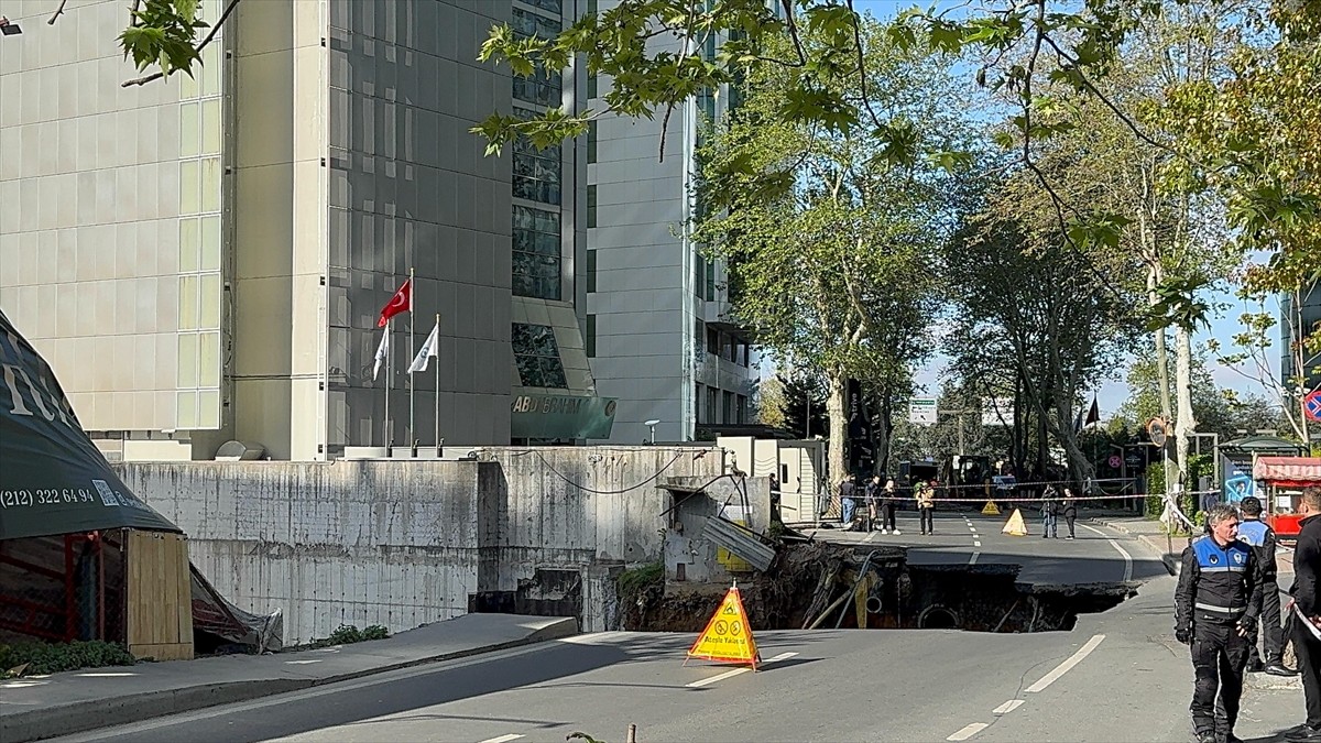 Sarıyer'de gece saatlerinde çökme meydana gelen Eski Büyükdere Caddesi trafiğe kapatıldı.