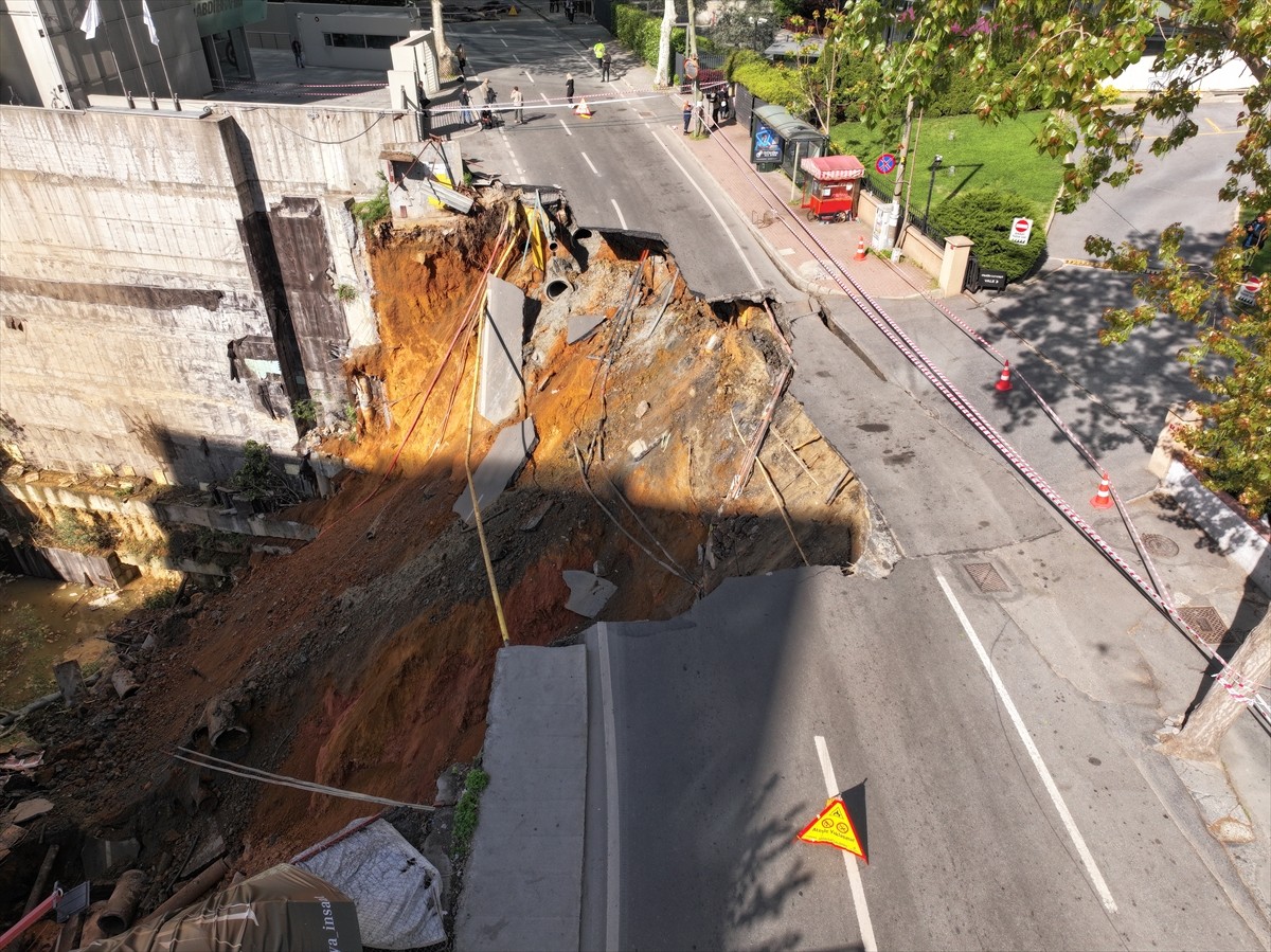 Sarıyer'de gece saatlerinde çökme meydana gelen Eski Büyükdere Caddesi trafiğe kapatıldı.