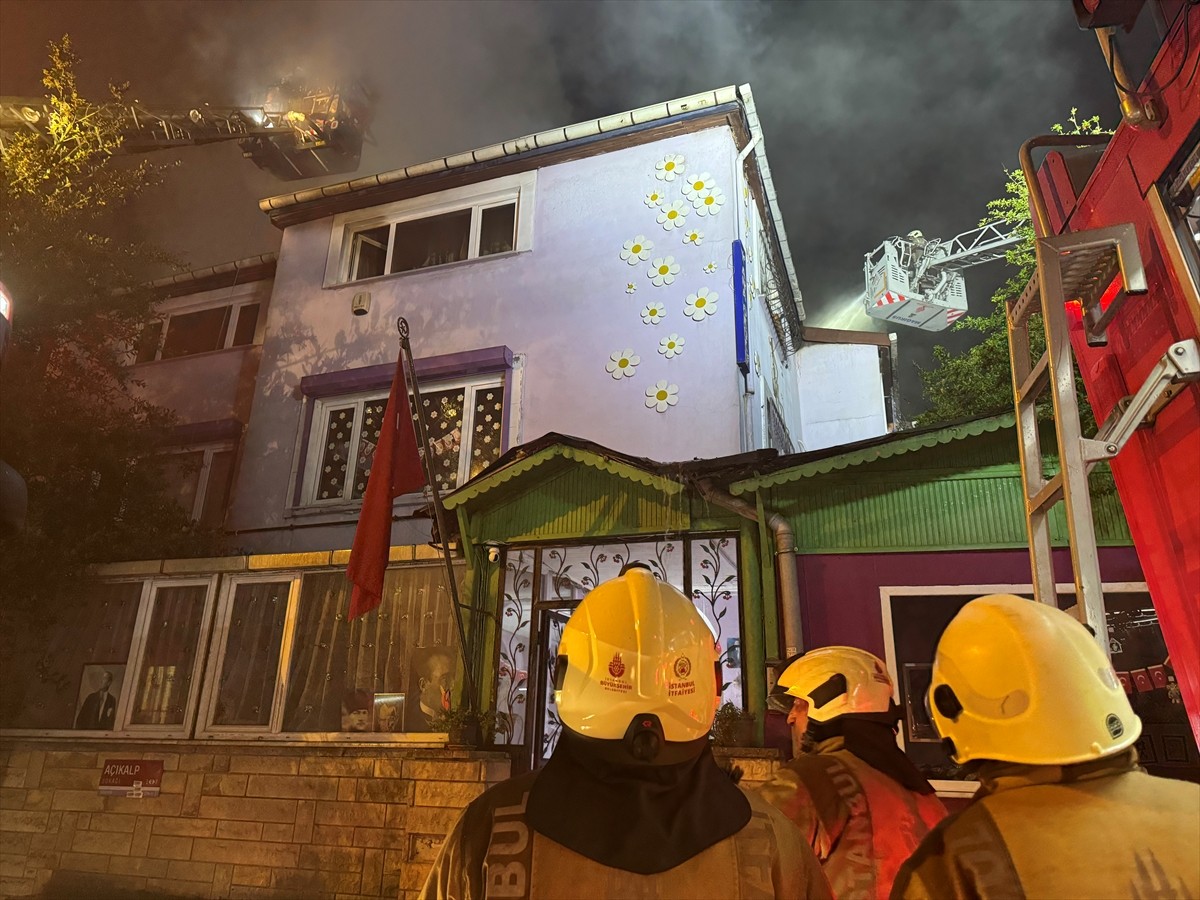Sarıyer'de özel bir anaokulunda çıkan ve bitişiğindeki 3 katlı binaya sıçrayan yangın, itfaiye...