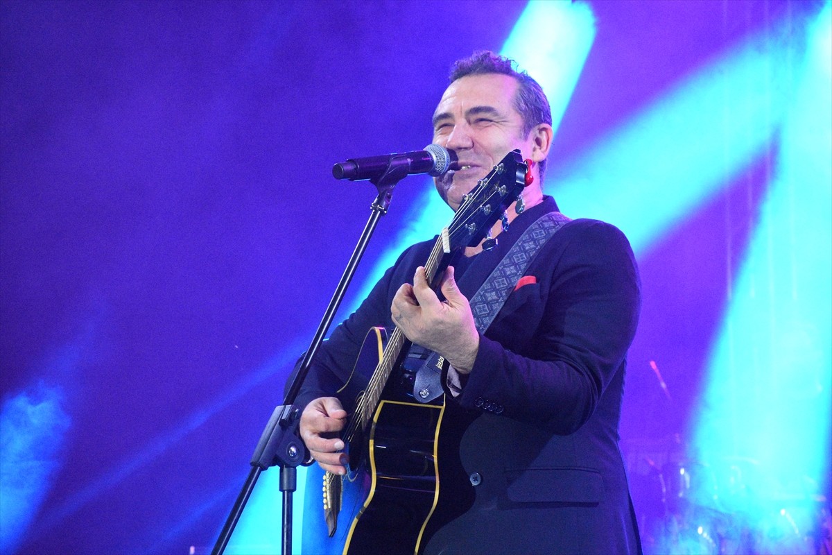 Şarkıcı Ferhat Göçer, "Afyonkarahisar Yaşayan Miras Festivali" kapsamında kentin İhsaniye...