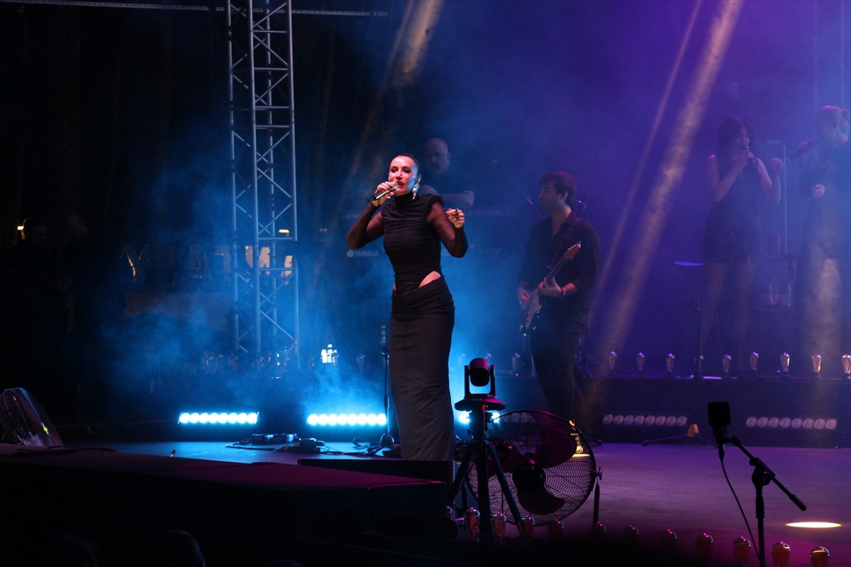 Şarkıcı ve şarkı yazarı Sıla, Antalya'da Konyaaltı Sahili Beach Park'ta sahne aldı.