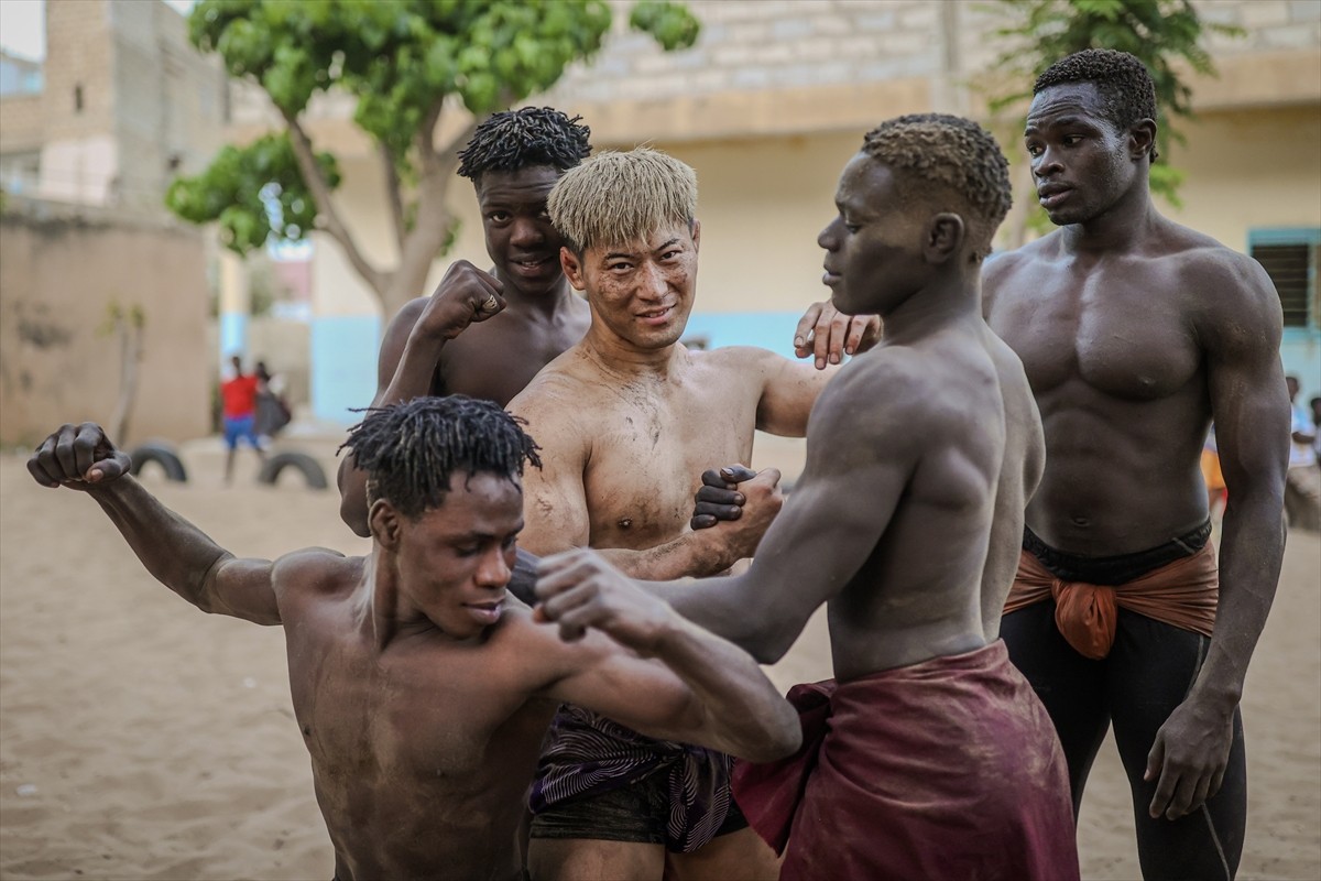 Senegal'de yaşayan Japon güreşçi Shogo Uozumi bir yandan geleneksel Senegal güreşini öğrenirken...