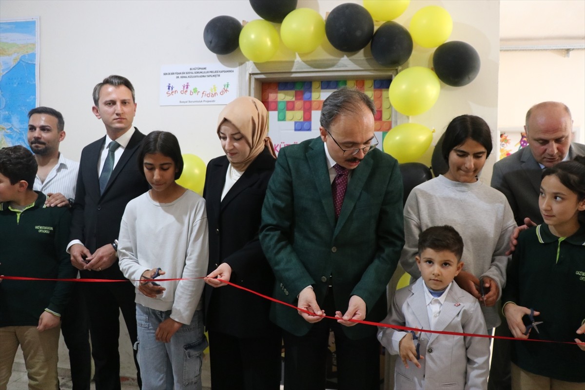 Siirt'in Baykan ilçesinde "Sen de Bir Fidan Dik Sosyal Sorumluluk Projesi" kapsamında...