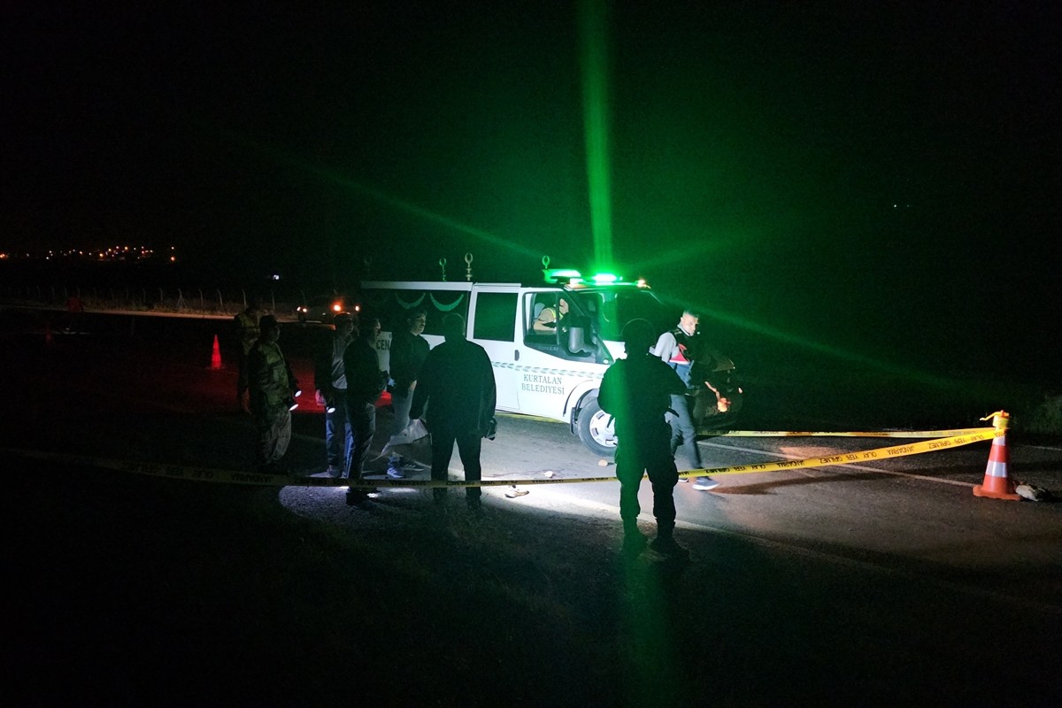 Siirt'in Kurtalan ilçesinde kara yolunda bir kişinin cesedi bulundu.