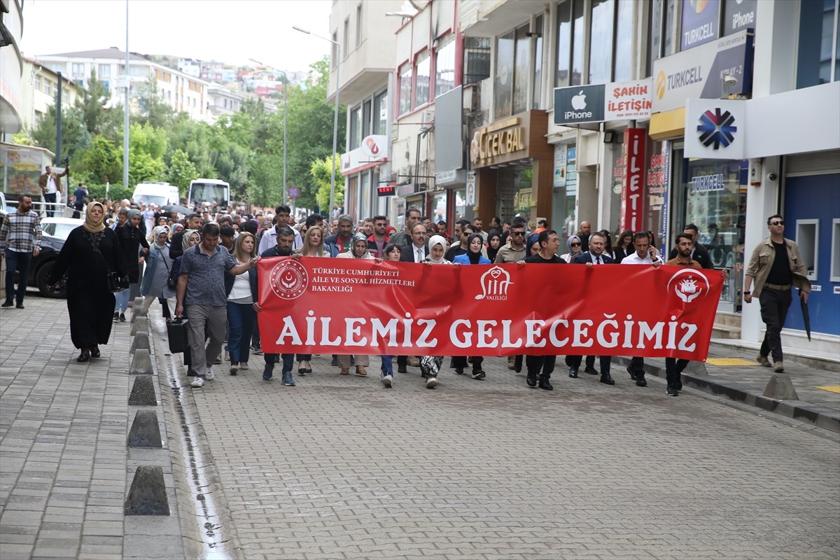 Siirt'te 2025 Aile Yılı etkinlikleri kapsamında 'Aile Haftası' yürüyüşü gerçekleştirildi. Aile ve...