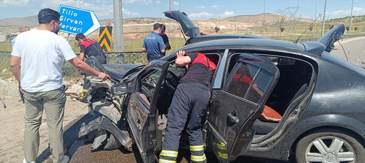 Siirt'te meydana gelen trafik kazasında 4 kişi yaralandı. Olay yerine 112 Acil Sağlık, polis...