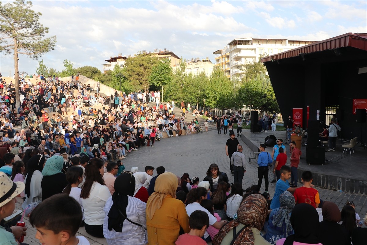 Siirt'te "Aile Yılı" etkinlileri kapsamında konser düzenlendi. Valilik himayesinde Aile ve Sosyal...