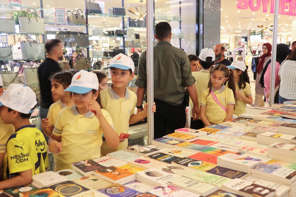 Siirt'te "Gençler okusun diye" temasıyla düzenlenen 11. Kitap Fuarı, kapılarını kitapseverlere...
