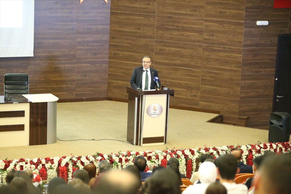 Siirt'te Siirt Üniversitesi (SİÜ) Konferans Salonu'nda "Türkiye Yüzyılı'nda Avrupa Birliği (AB)...