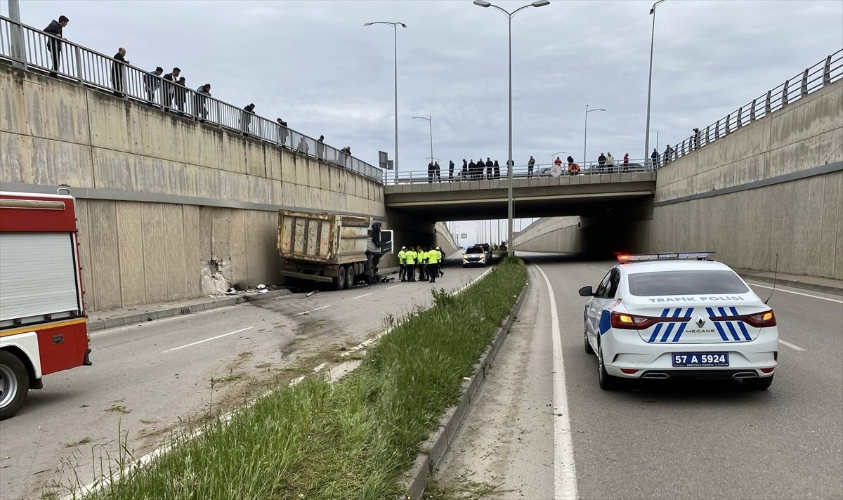 Sinop'ta kamyonun duvara çarptığı kazada bir kişi yaralandı.