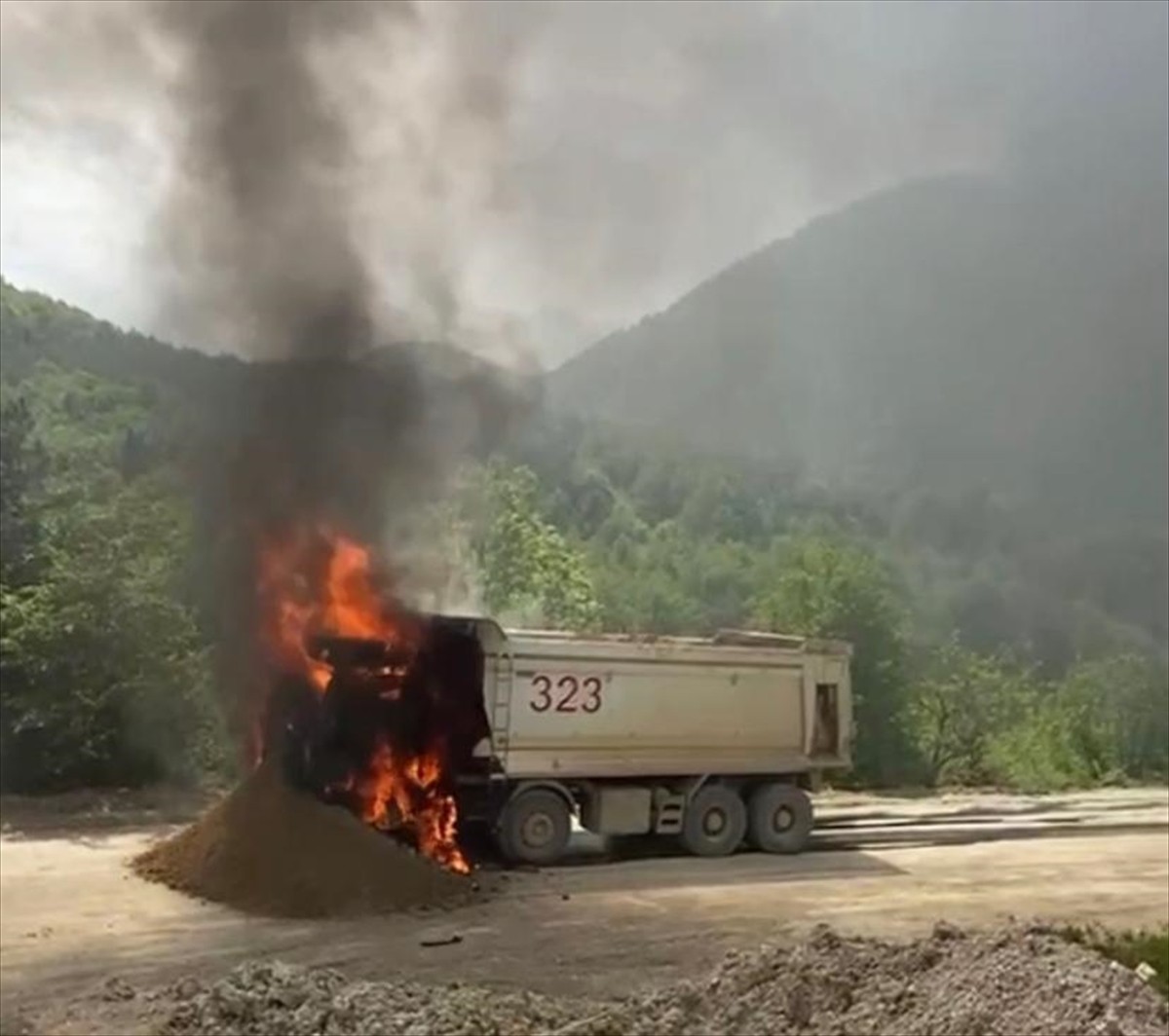 Sinop’un Türkeli ilçesinde alev alan hafriyat kamyonunda ağır hasar oluştu. Kupa kısmı yanan...