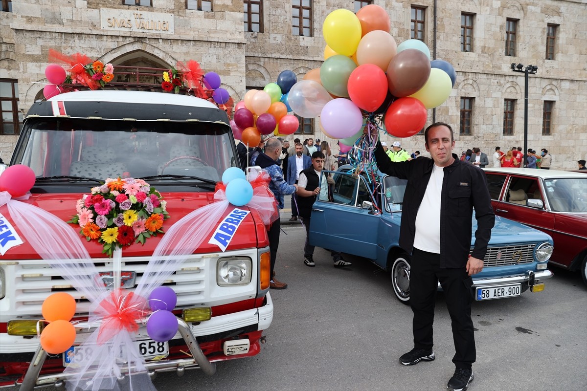 Sivas'ta bu yıl ikincisi düzenlenen Sivas Uluslararası Film Festivali kortej yürüyüşü ve çeşitli...