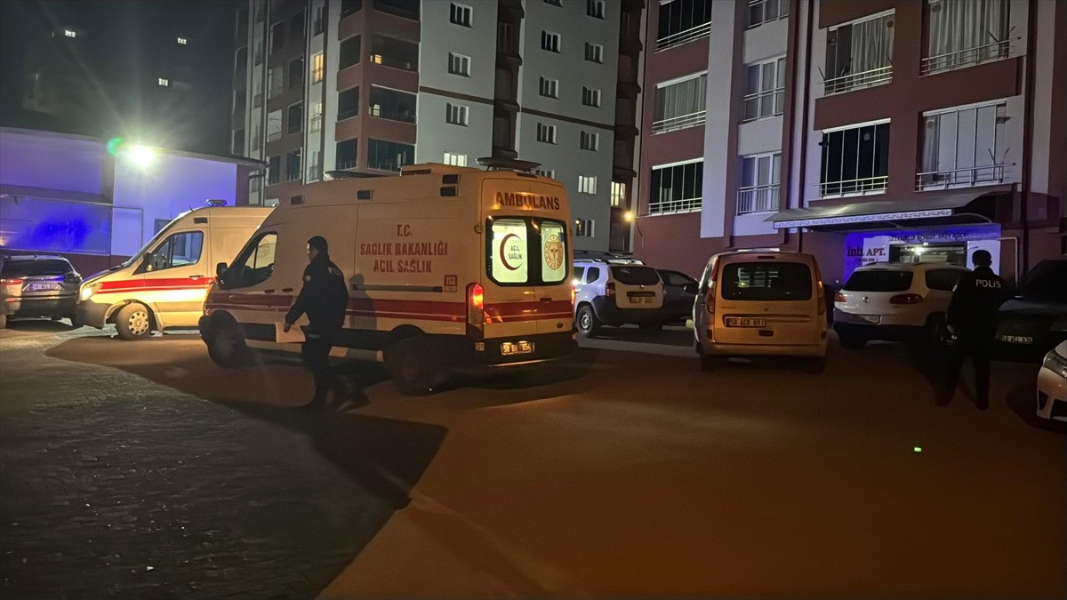 Sivas'ta iki kardeş evlerinde ölü bulundu. İhbar üzerine olay yerine sağlık, polis ve itfaiye...